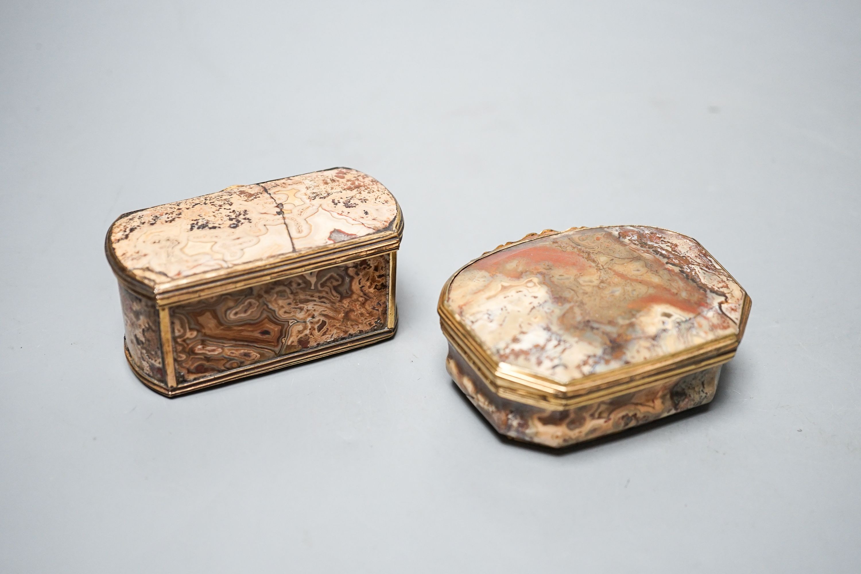 Two George III cappuccino agate snuff boxes, 7.9cm wide, faults